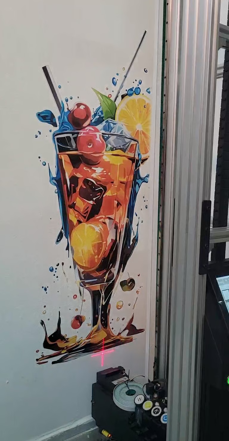 Illustration colorée de cocktail imprimée sur une surface verticale