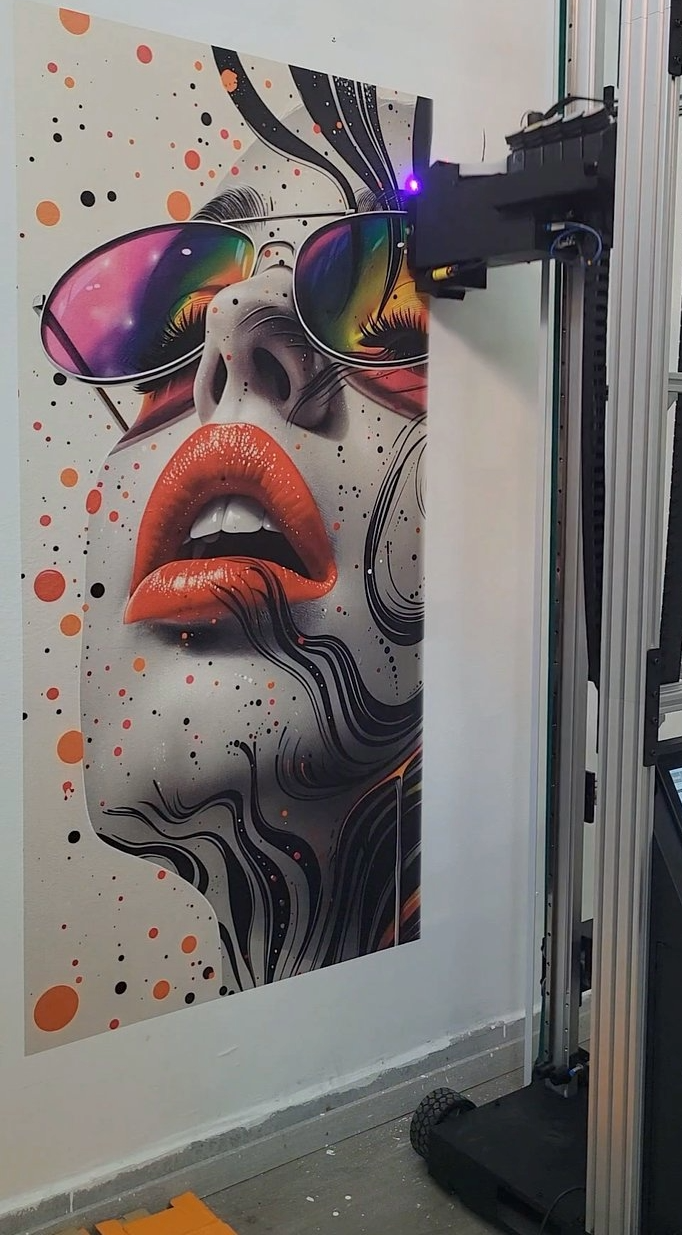 Portrait pop art imprimé sur un mur